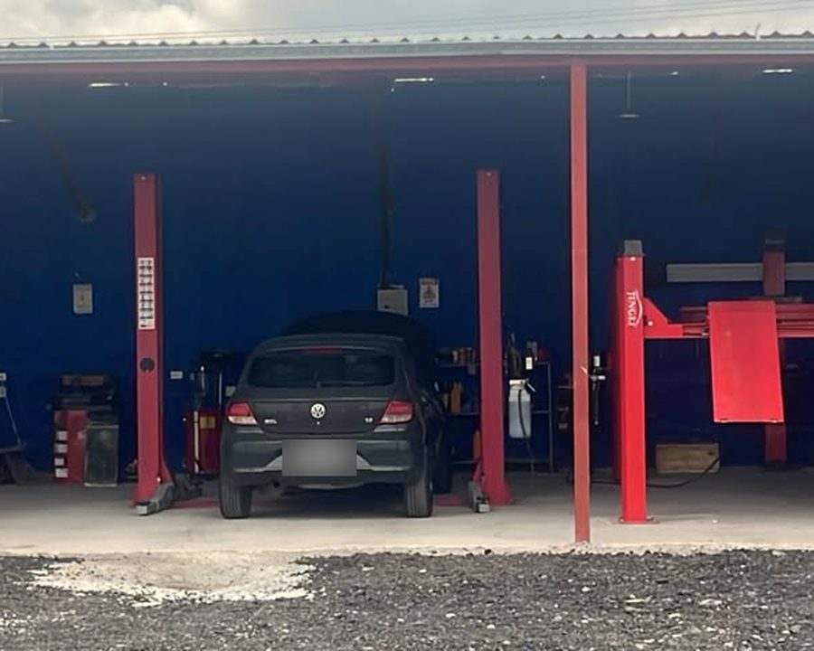 El taller de AQY Motors con sus elevadores, visto desde el patio