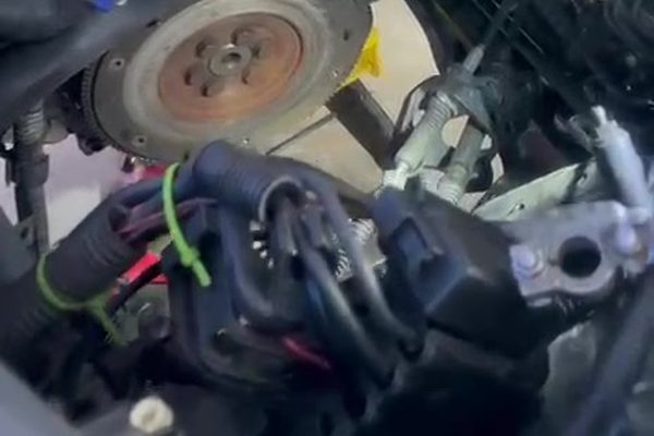 Mazo de cables y conectores en el vano del motor